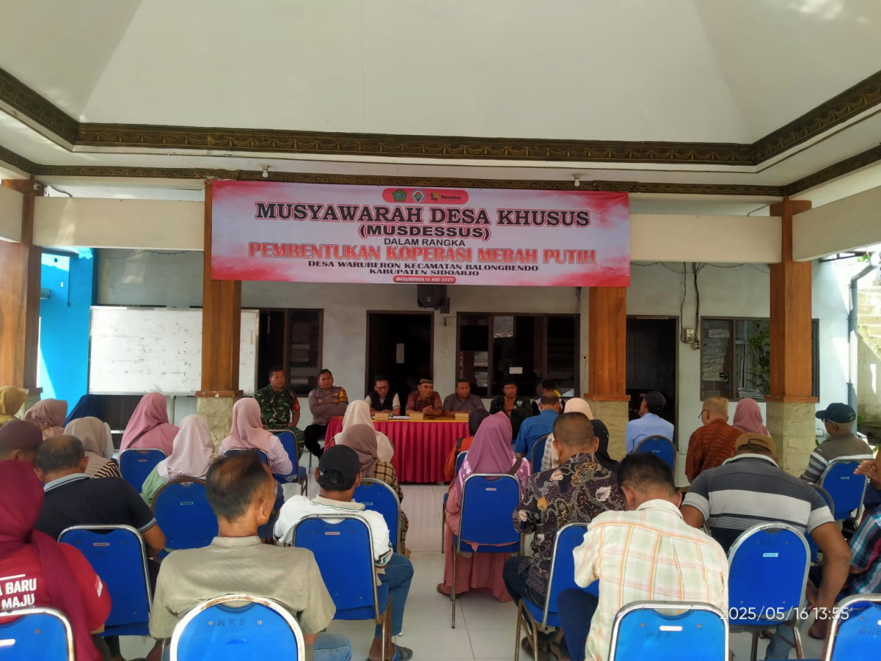 Musdessus pembentukan koperasi merah putih di pendopo kantor desa Waruberon. SP/JUM