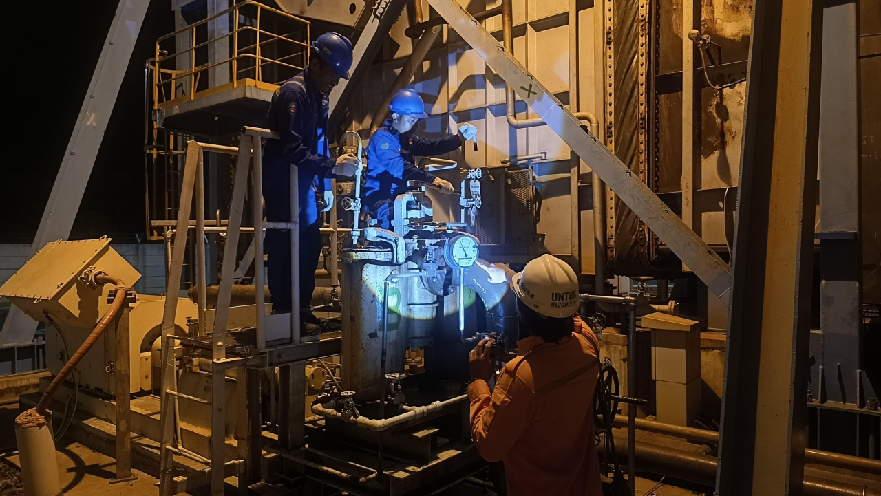 Petugas PLN Bali saat melakukan perbaikan sistem kelistrikan pada Jumat (2/5/2025) malam. Foto/Humas PLN