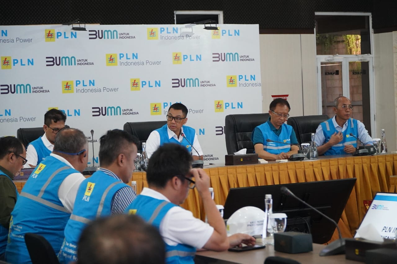 Dirut PLN Darmawan Prasodjo (tengah) ketika memimpin langsung rapat pemulihan sistem kelistrikan Bali di PLTDG Pesanggaran pada Sabtu pagi (3/5/2025). Foto/Humas PLN
