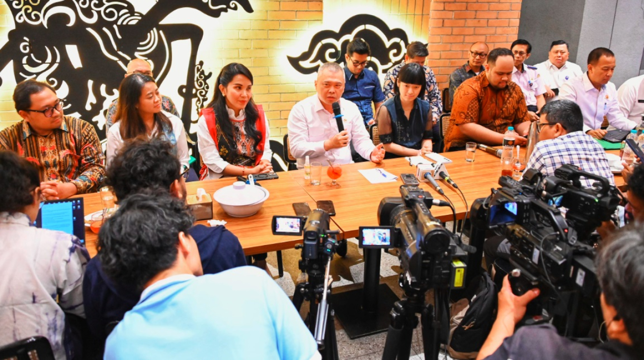 Menteri Perhubungan (Menhub), Dudy Purwagandhi dan empat perwakilan aplikasi transportasi online, saat diskusi publik, di Aroem Resto & Cafe. SP/Dok Dephub.go.id