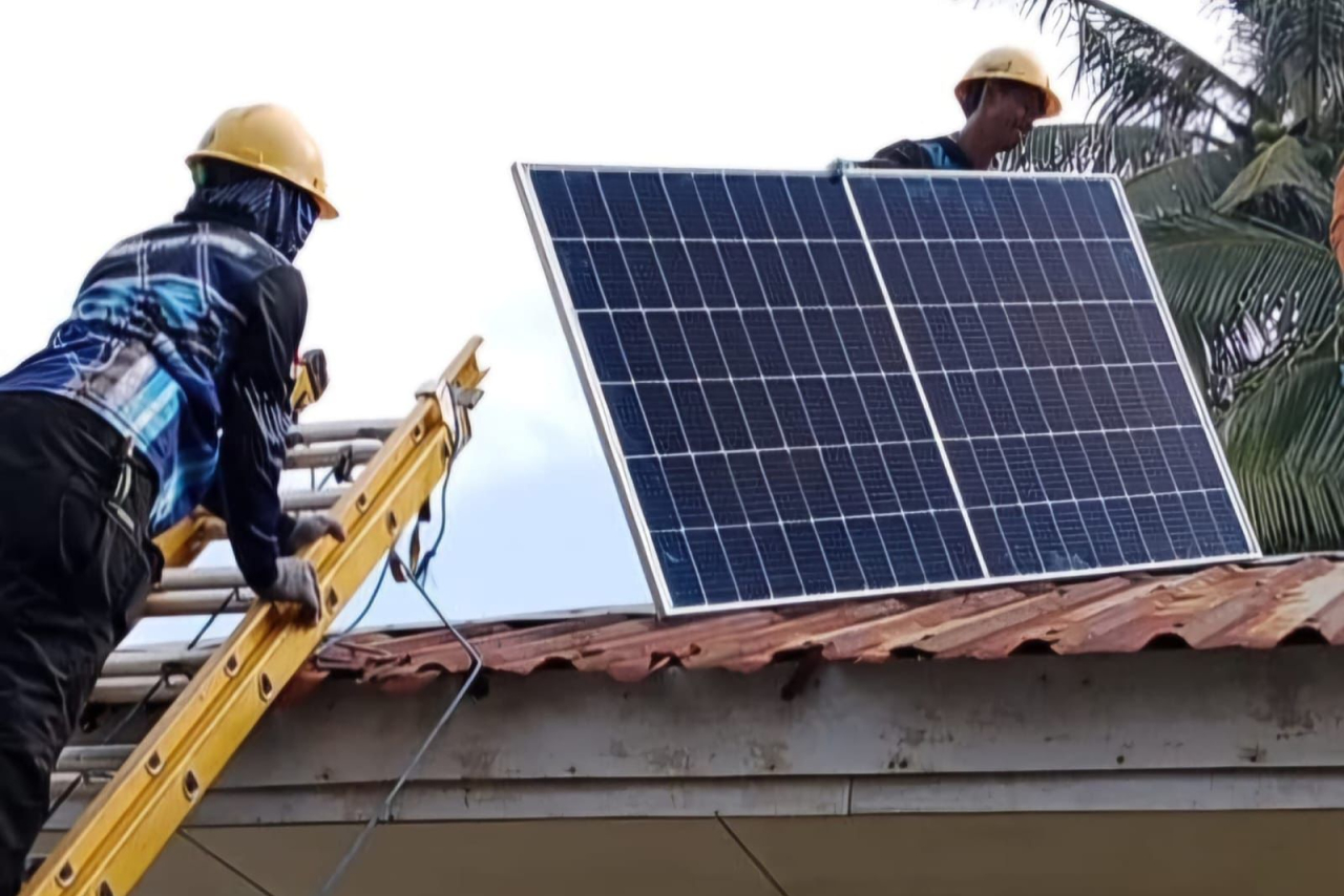 Petugas PLN sedang melakukan pemasangan panel mikro PLTS di Kantor Desa Mattirobaji, Pulau Satangnga, Kecamatan Kepulauan Tanakeke, Kabupaten Takalar, Sulawesi Selatan. Foto/Humas PLN