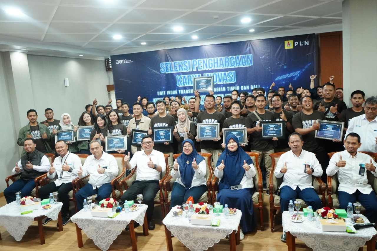 Manajemen PLN UIT JBM berfoto dengan salah satu tim peserta seleksi penghargaan karya inovasi sebelum melakukan presentasi. Foto/Humas PLN