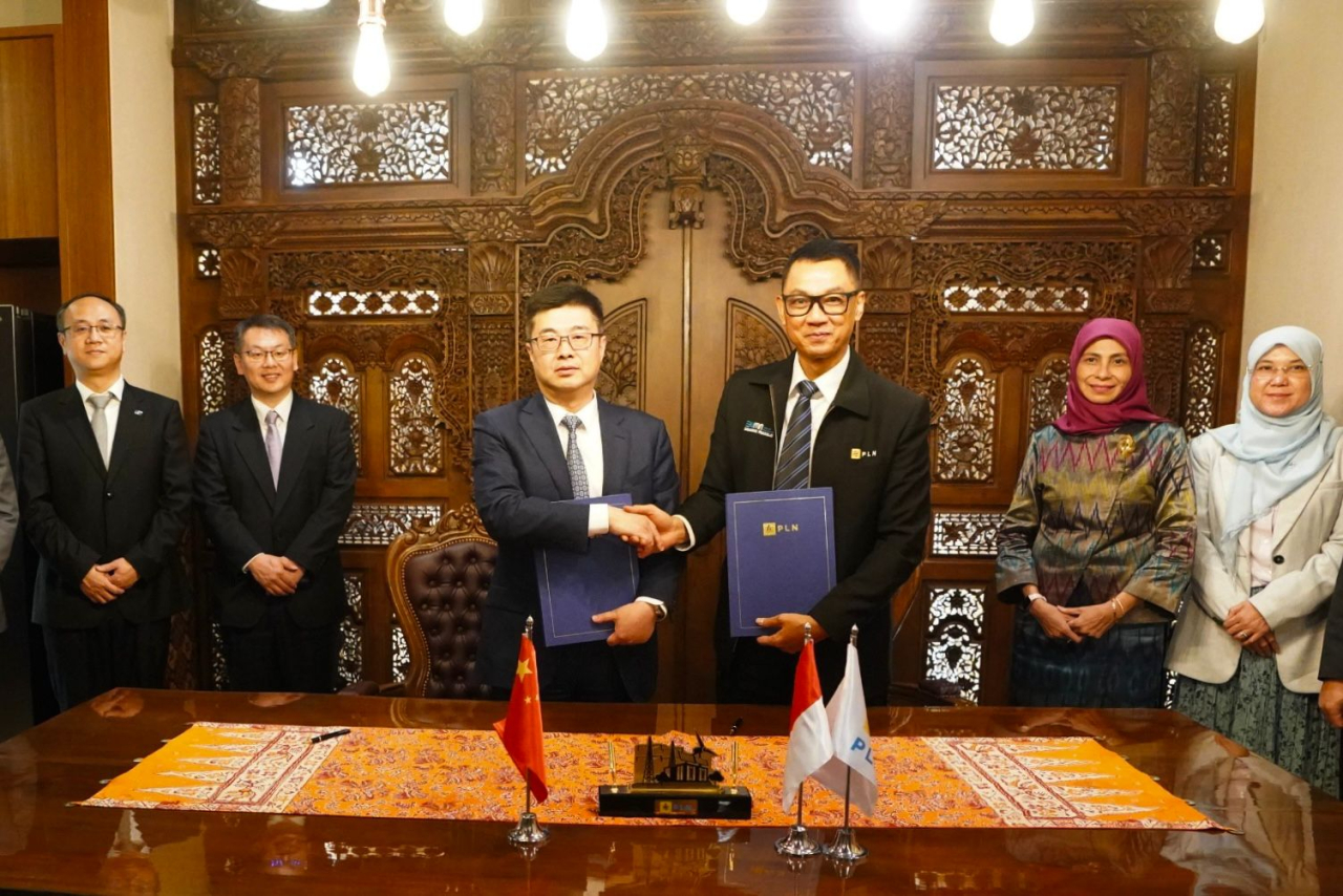 Dirut PLN, Darmawan Prasodjo (ketiga dari kanan) bersama Chairman CEXIM, Chen Huaiyu (ketiga dari kiri) usai menandatangani MoU Pengembangan Potensi Pembiayaan Transisi Energi Indonesia di Jakarta, (23/5/2025). Foto/Humas PLN