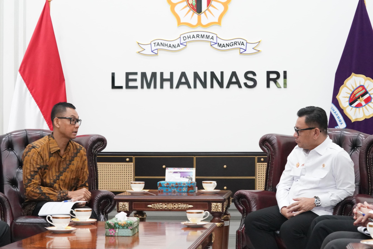 Dirut PLN, Darmawan Prasodjo (kiri) berbincang-bincang bersama Gubernur Lemhannas RI, TB Ace Hasan Syadzily (kanan) di Kantor Lemhannas RI, Jakarta (22/5/2025). Foto/Humas PLN