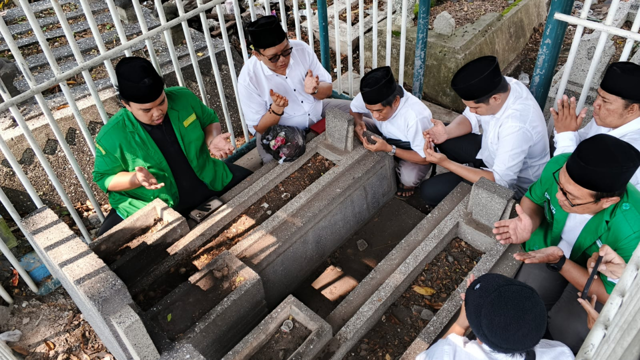 Forkom Jurnalis Nahdliyin bersama GP Ansor Surabaya ziarah ke makam Wali Kota Surabaya pertama, dr. Radjamin Nasution di Hari Jadi Kota Surabaya ke-732. foto/Istimewa