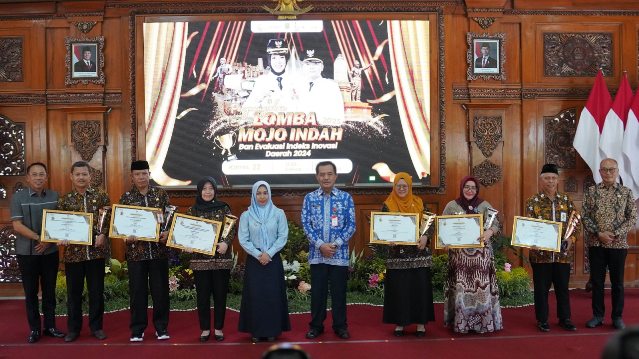 Walikota Mojokerto saat menghadiri acara Penganugerahan MojonIndah tahun 2025 dan evaluasi IID 2024