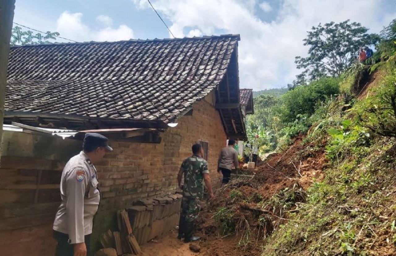 Salah satu rumah warga di Desa Jrakah, Kecamatan Sambit, Kabupaten Ponorogo, yang rusak akibat tertimpa material longsor dari tebing. SP/ PNG