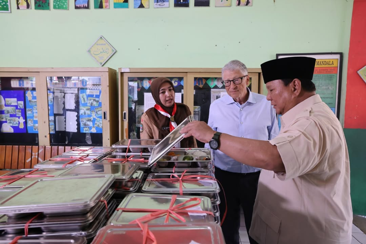 Bill Gates ditemani Presiden Prabowo saat berada di Indonesia mulai mengunjungi SDN Jati 03 Pulogadung hingga Bill Gates memberikan hadiah kepada kucing Prabowo, Bobby Kertanegara.
