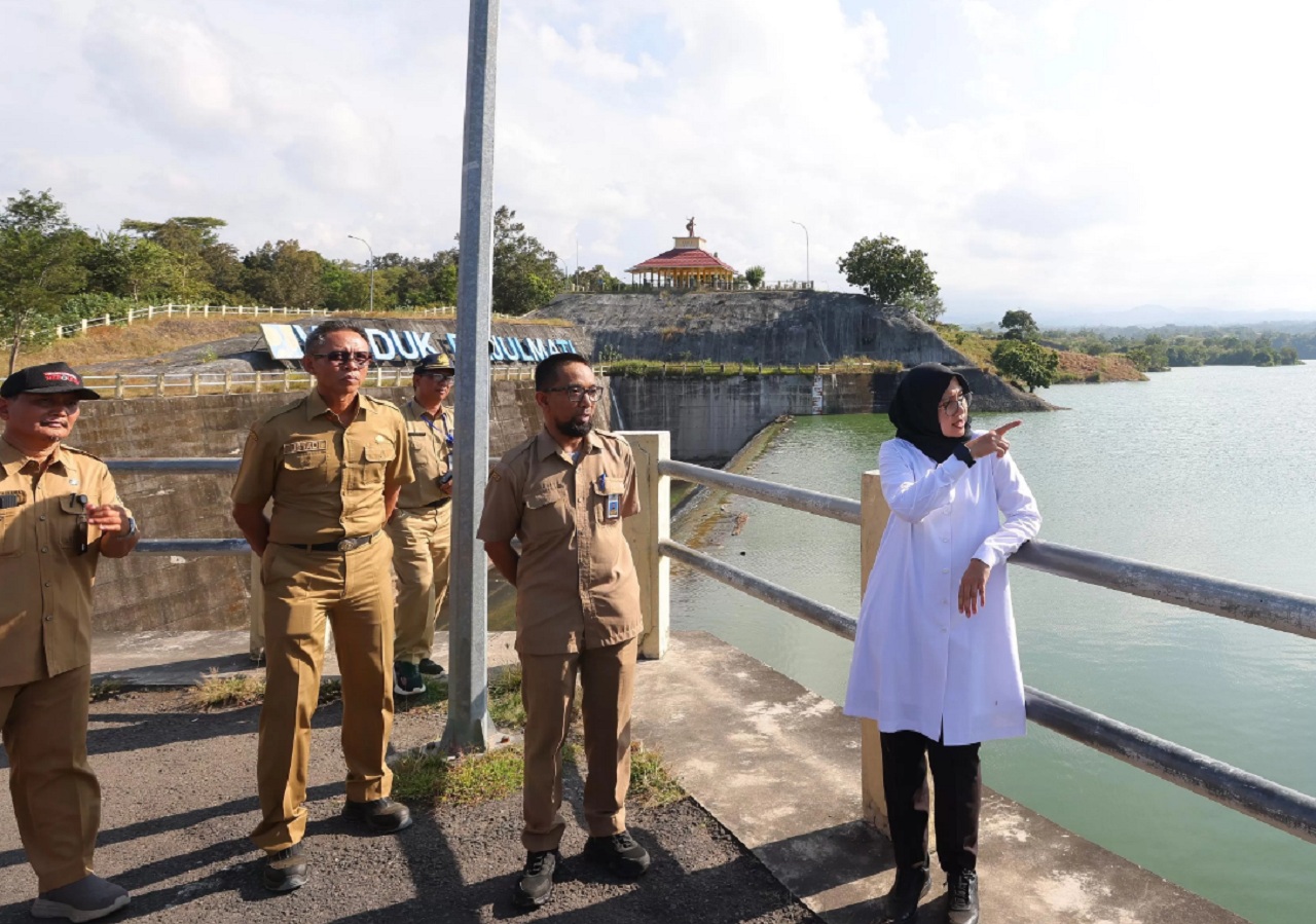 Bupati Banyuwangi Ipuk Fiestiandani saat meninjau langsung memastikan ketersediaan suplai air irigasi di Waduk Bajulmati, kawasan Taman Nasional Baluran. SP/ BYW