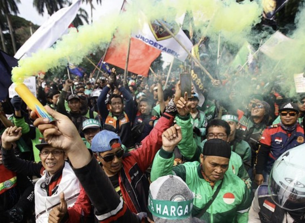 Driver ojol di sejumlah kota di Indonesia, secara serentak, berunjuk rasa pada Selasa (20/5) ini menyuarakan 5 tuntutan kepada pemerintah. Baik di Surabaya dan Jakarta, salah satunya tuntutan soal penurunan biaya aplikasi.