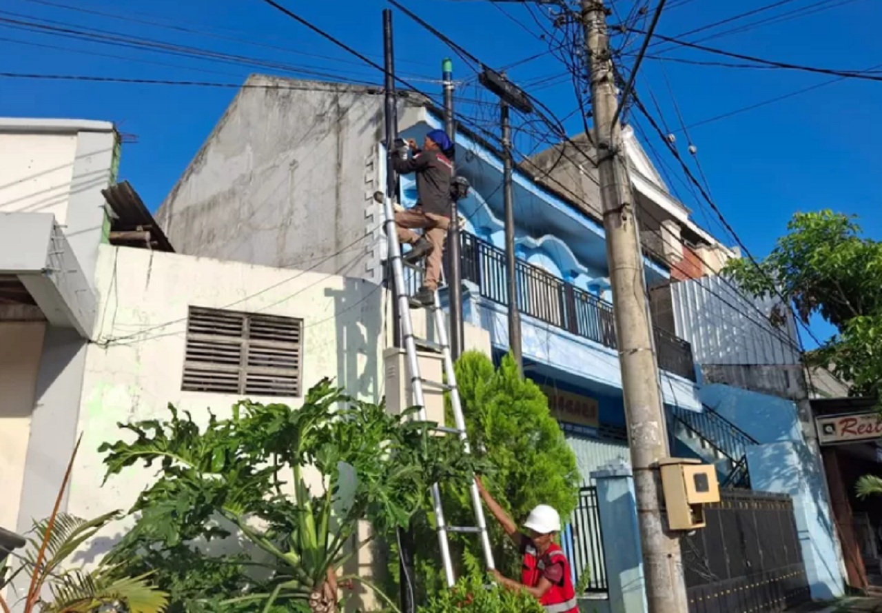 Petugas memasang perangkat kamera pengawas (CCTV) di salah satu sudut simpang empat Jalan Jaksa Agung Suprapto, Kota Tulungagung, Jawa Timur. SP/ TLG