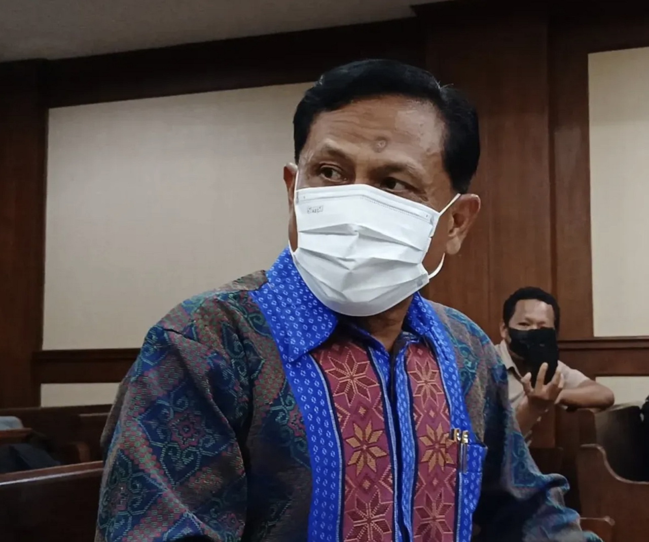 Ekspresi Rudi Suparmono mantan Ketua Pengadilan Negeri (PN) Surabaya dalam sidang pembacaan surat dakwaan di Pengadilan Tipikor Jakarta, Senin (19/5/2025).