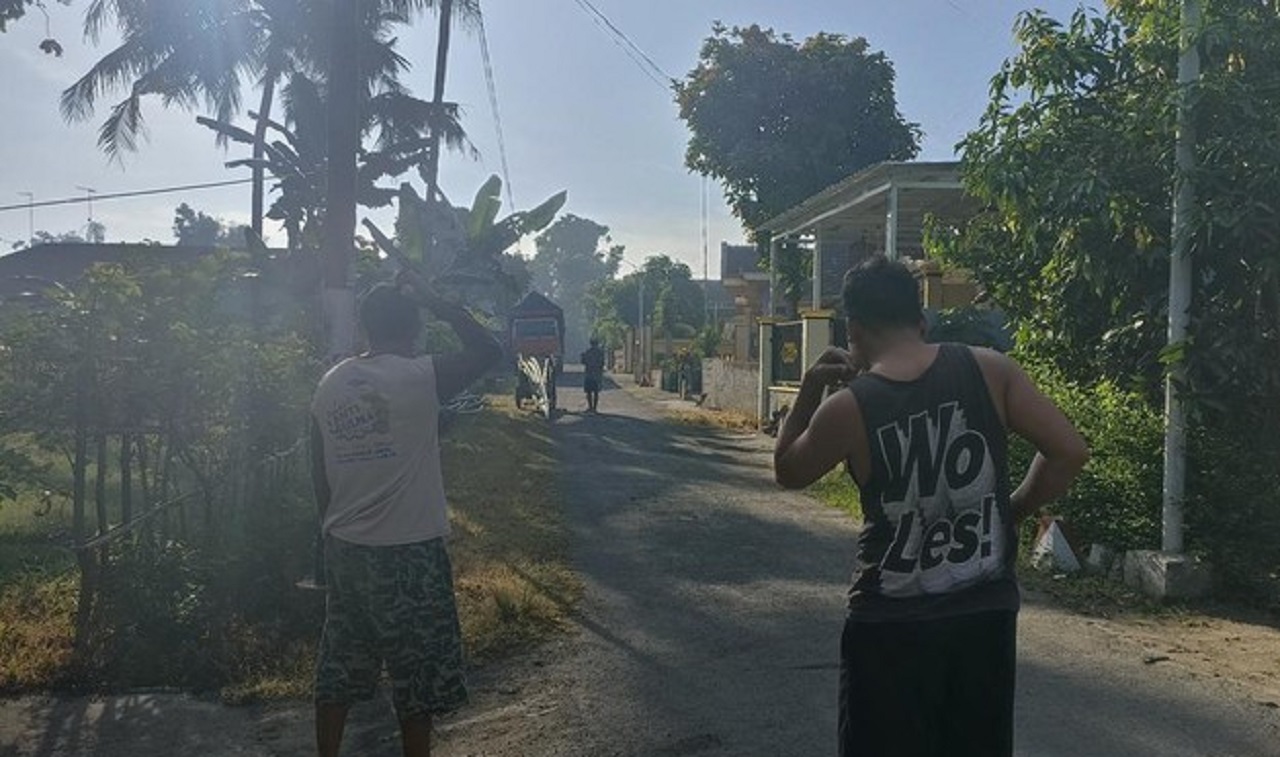 Warga Blitar berhamburan keluar rumah usai diguncang gempa. SP/ BLT