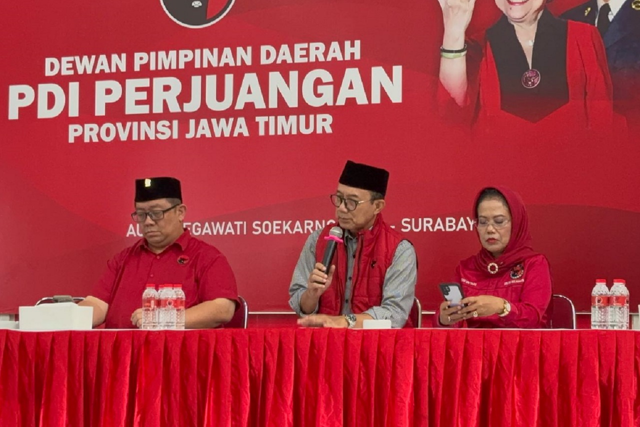 Ketua Harian DPD PDI Perjuangan JAwa Timur didampingi Sekretaris Sri Untari dan Yordan Batara Goa (kiri). SP/ RIKO