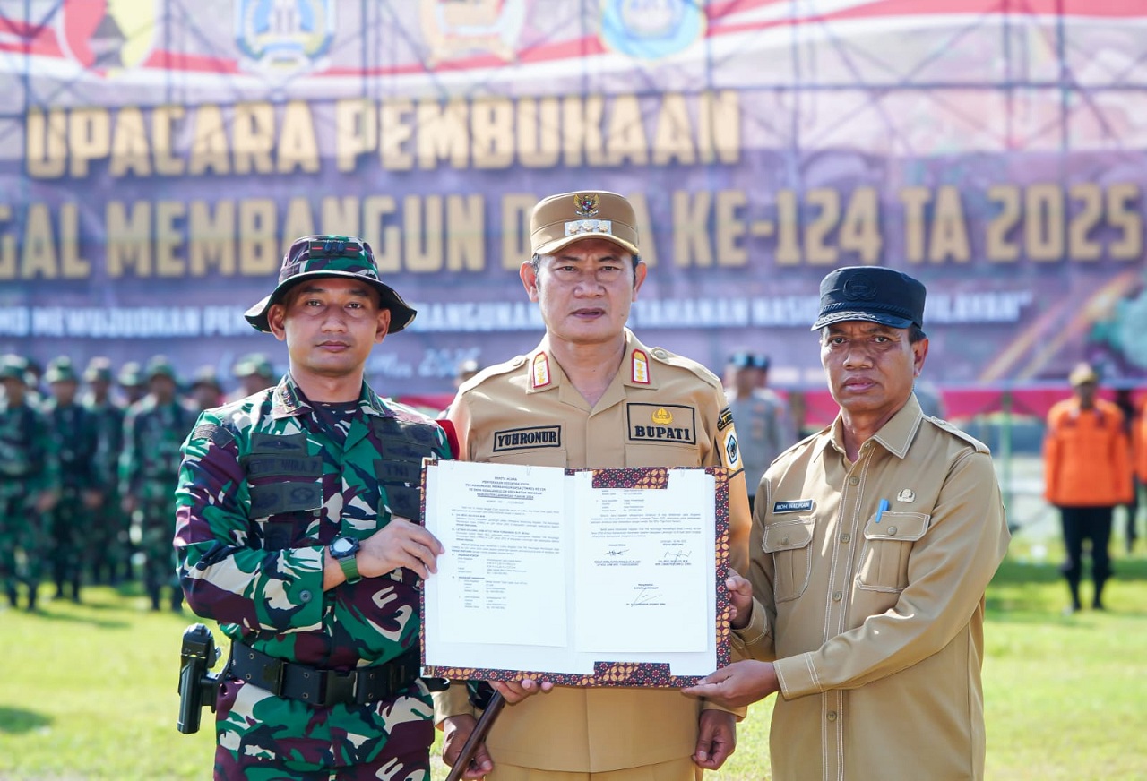 Bupati bersama dengan Korem, Dandim dan Kapolres menaiki alat berat mengawali pembangunan jalan kampung. SP/IST