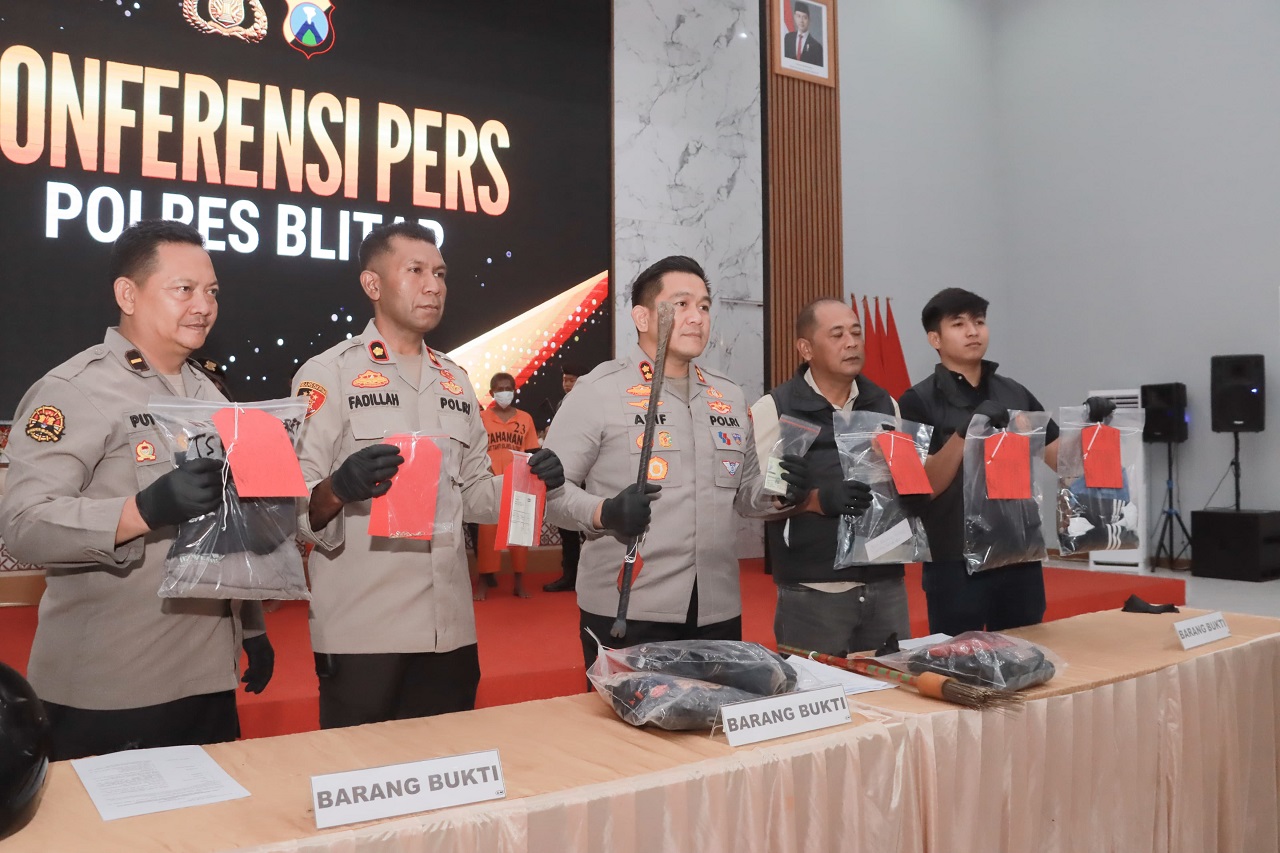 Kapolres Blitar AKBP Arif Fazlurrahman dalam konferensi pers pada Selasa (06/05/2025) sore, serta menunjukkan barang bukti kejahatan pelaku. SP/ Lestariono