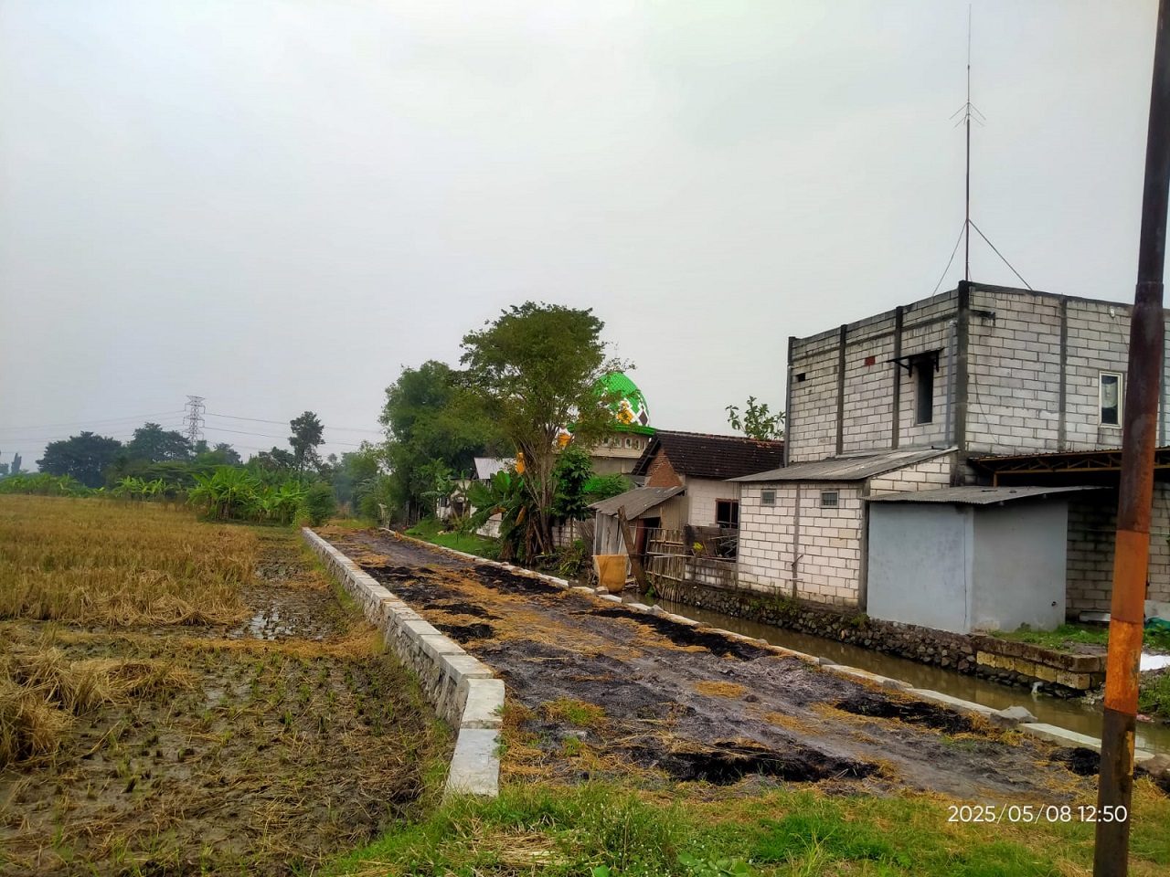 Bangunan  pendamping jalan pertanian di persawahan Dusun Macekan, Desa Balongmacekan. SP/JUM