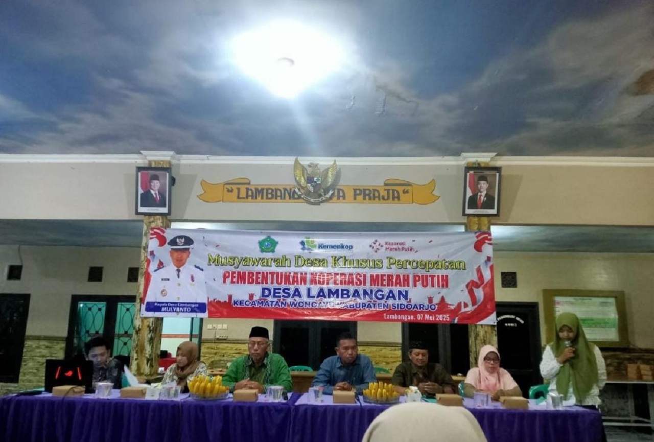 Kades Lambangan, Mulyanto, SH, saat memimpin Musdessus Koperasi Merah Putih. SP/JUM