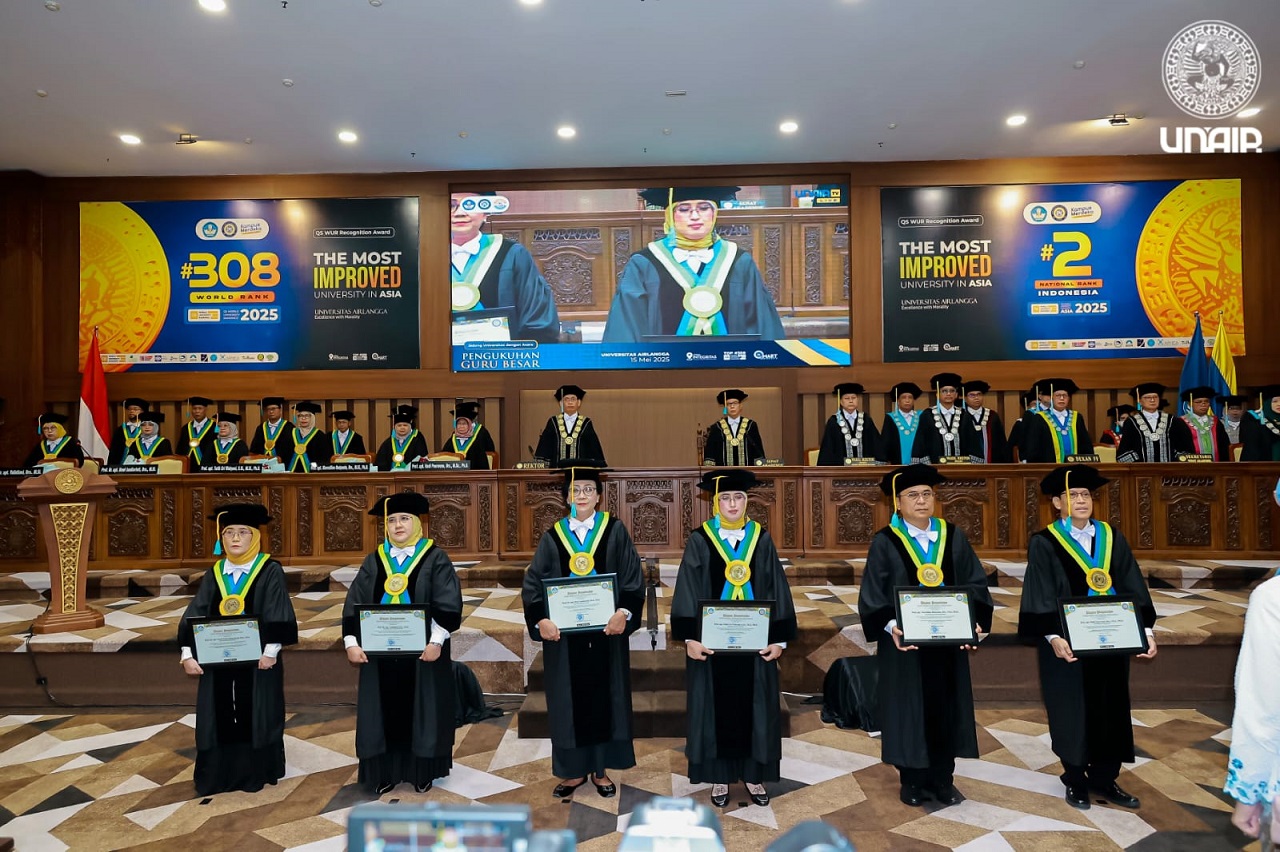 Momen pengukuhan keenam guru besar baru, Fakultas Farmasi, Universitas Airlangga (Unair). SP/ NI