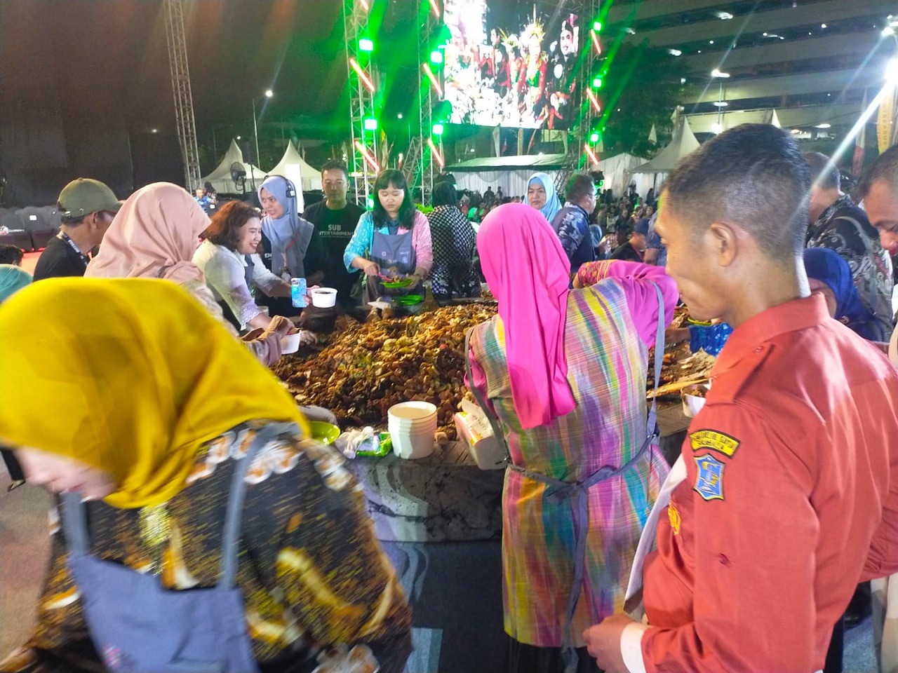 Antusias warga di festival rujak uleg 2025, warga antri ambil rujak. SP/ Achmad Adi 
