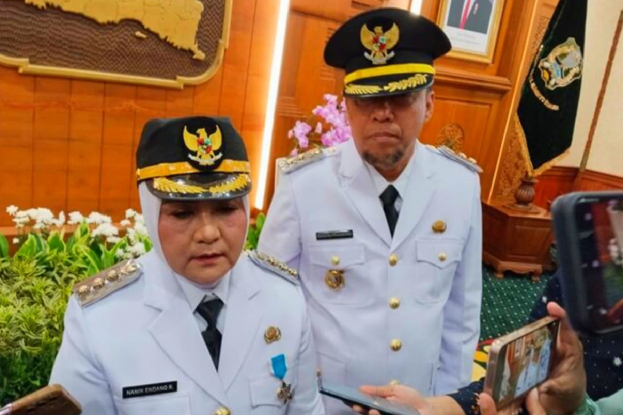 Bupati Magetan didampingi wakil Bupati usai pelantikannya di Gedung Negara Grahadi Surabaya. SP/ Achmad Adi