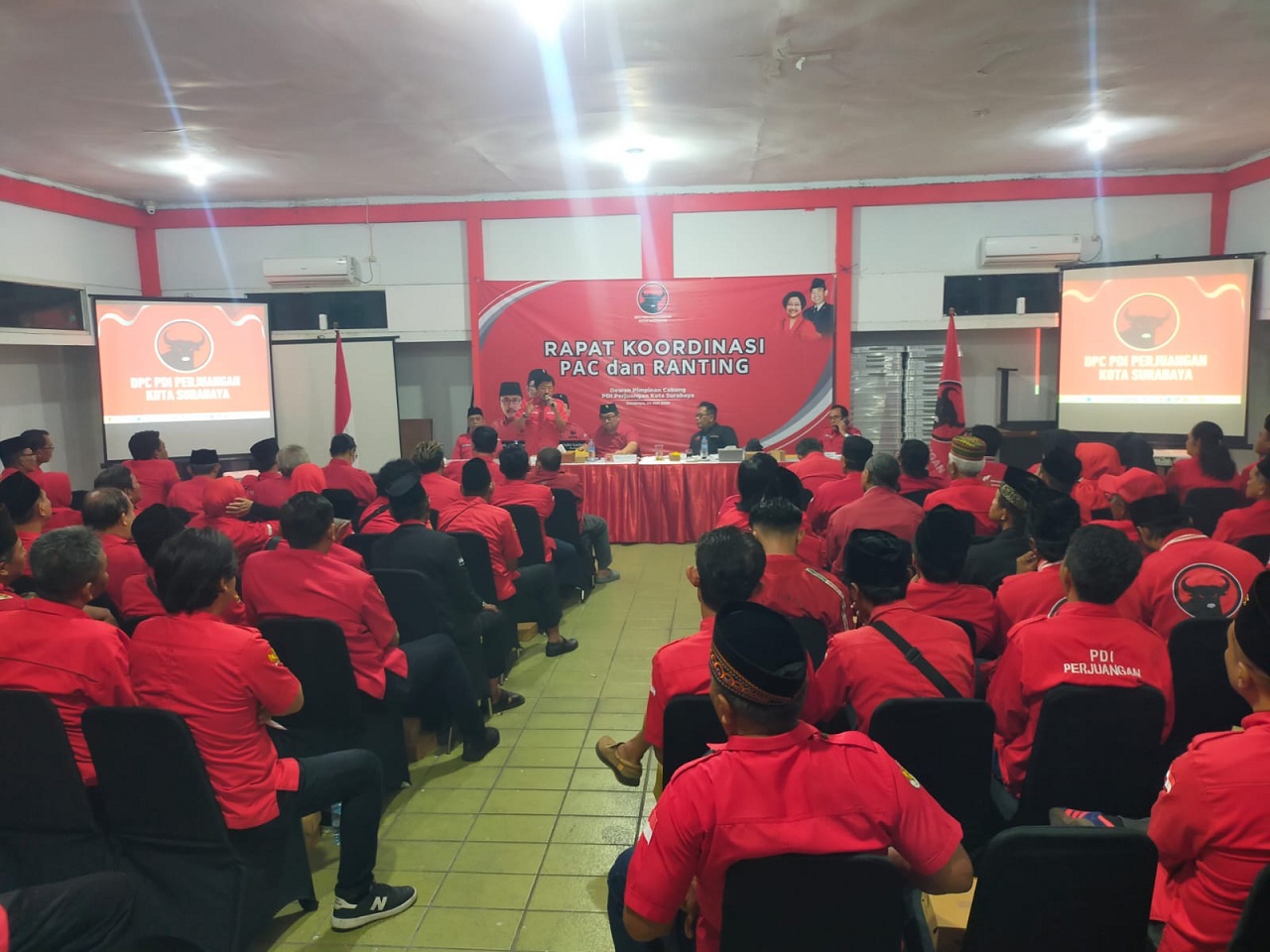 DPC PDIP Surabaya langsung tancap gas. Konsolidasi jadi bukti bahwa partai tetap sigap dan siap hadapi tantangan politik ke depan. SP/ Achmad Adi