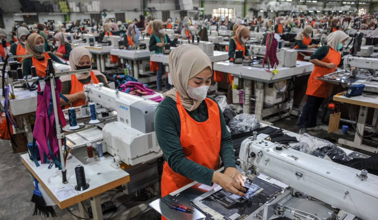 Industri padat karya di salah satu pabrik tekstil. Industri padat karya disorot untuk terus bisa ciptakan pekerjaan bagi rakyat Indonesia. Foto : antara foto