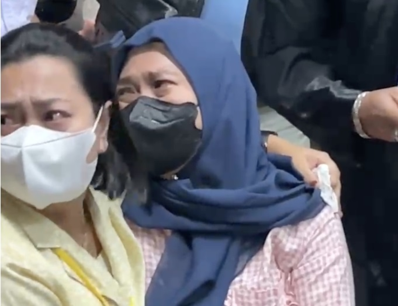 Ekspresi Istri Kompol Satria Nanda, Kompol Juwita, yang menangis histeris usai suaminya dituntut hukuman mati.