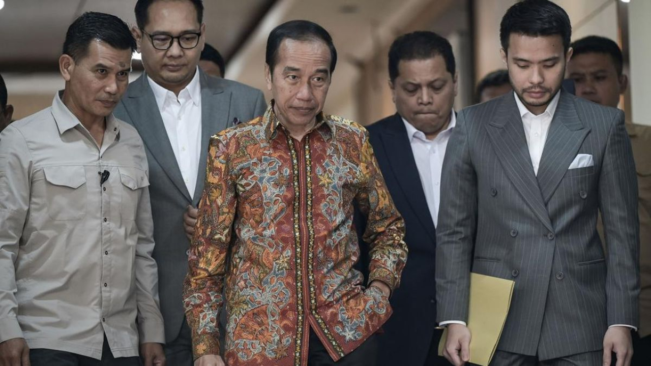 Joko Widodo saat melaporkan Roy Suryo Dkk di Direktorat Reserse Kriminal Umum Polda Metro Jaya.