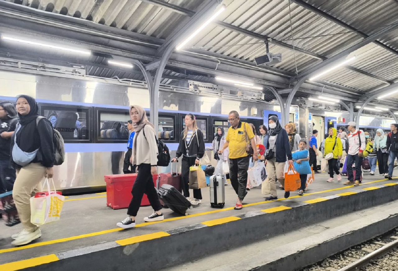Calon penumpang KA Mutiara Timur proses boarding manual di Stasiun Jember, Jawa Timur. SP/ JBR