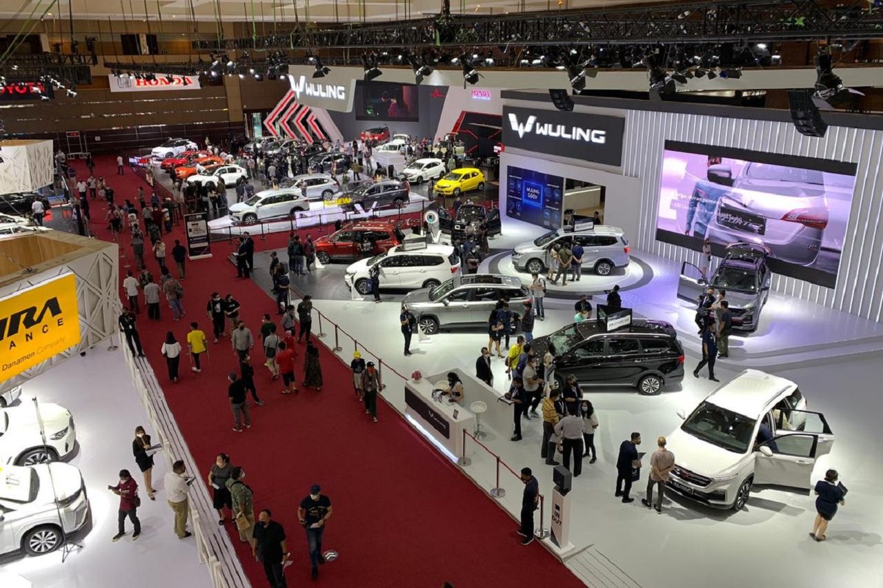Pameran otomotif bergengsi Indonesia International Motor Show (IIMS) 2025 yang digelar oleh Dyandra Promosindo, di Grand City Surabaya. SP/ NI