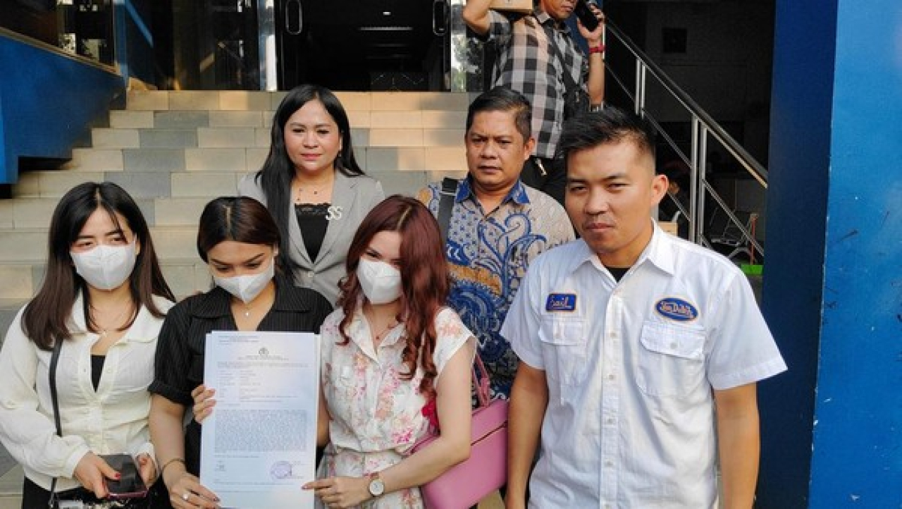 Tiga perempuan yang menjadi korban malpraktik Klinik Kecantikan, melaporkan klinik, dokter dan sales ke polisi setelah mereka bertiga mengalami kerusakan wajah usai operasi.