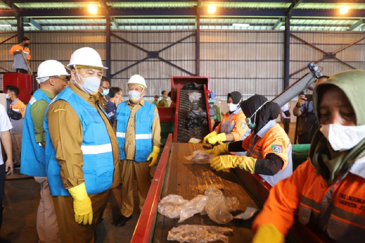 Bupati Jombang Warsubi (kiri) meninjau proses pemilihan bahan kompositing untuk produk RDF Segera di TPA Banjardowo Jombang, Jawa Timur. SP/ JBG