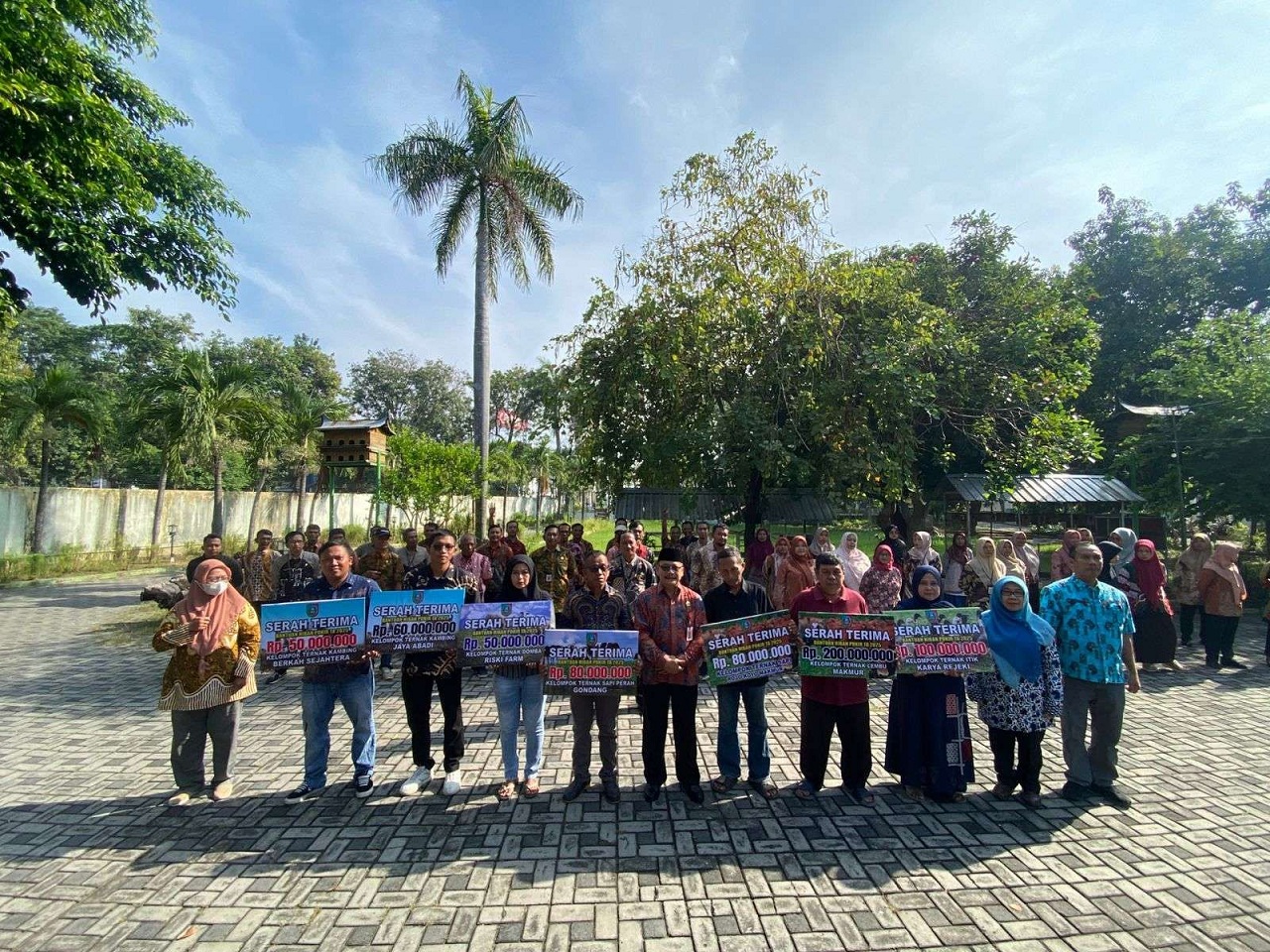 Penyaluran dana hibah oleh Dinas Peternakan (Disnak) Kabupaten Jombang kepada kelompok ternak. SP/ JBG