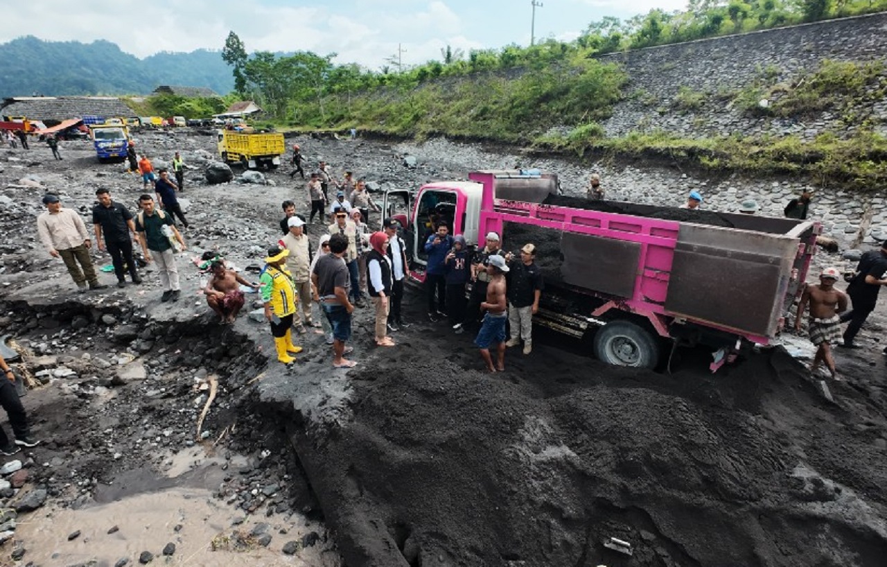 Petugas memasang bronjong dan krip untuk mengurangi tekanan banjir lahar dingin Gunung Semeru di tanggul yang rusak. SP/ LMJ