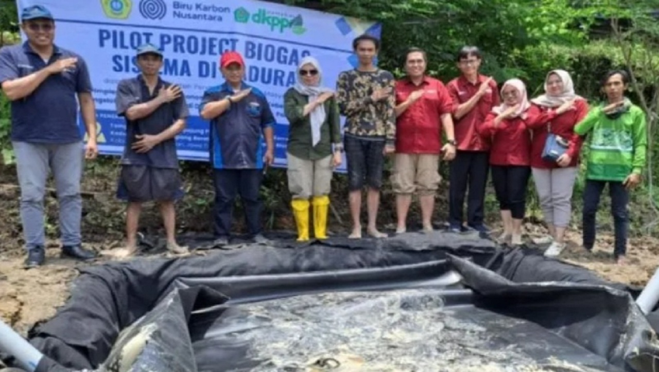 Pemasangan instalasi biogas dari limbah kotoran sapi di Kabupaten Pamekasan. SP/ PMK