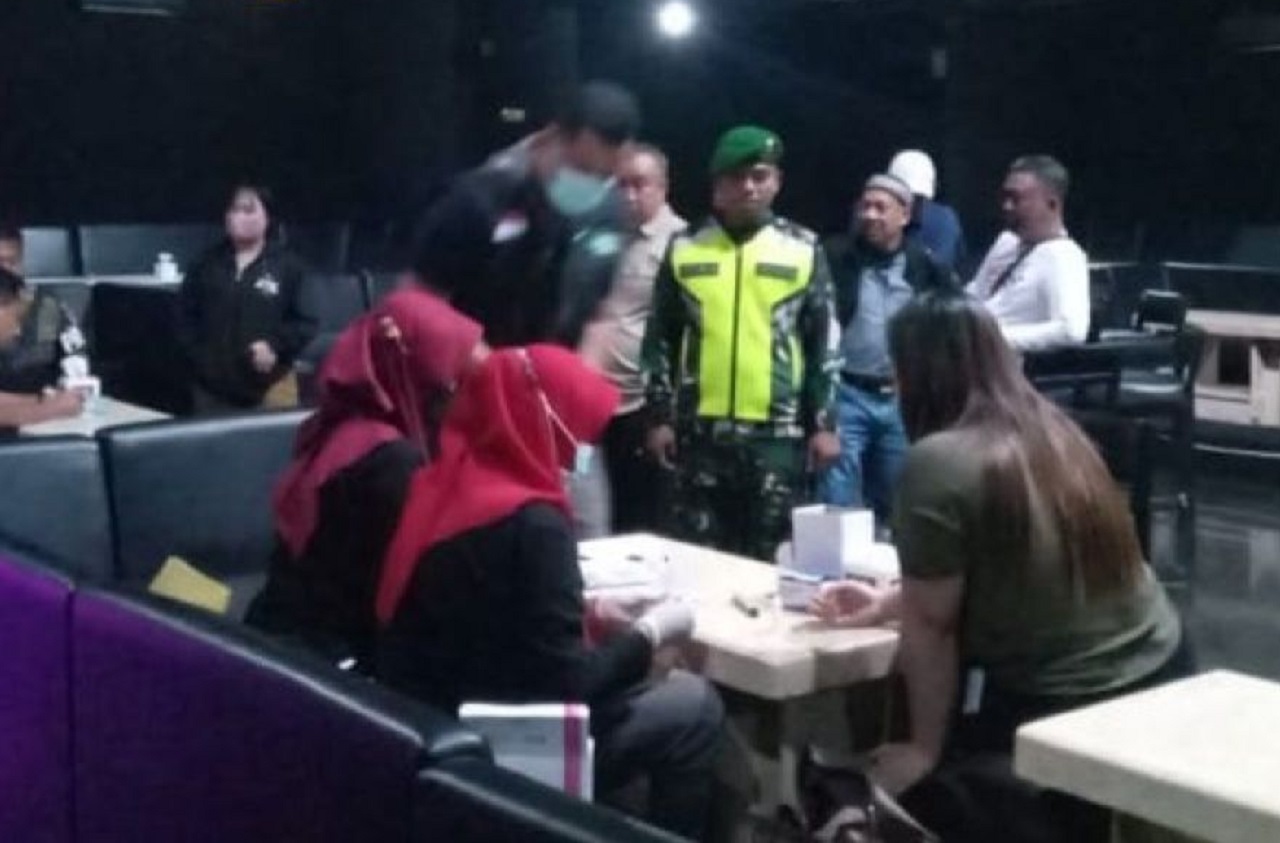 Petugas gabungan memeriksa kesehatan pekerja tempat hiburan malam (THM) di Ponorogo beberapa waktu lalu. SP/ PNG