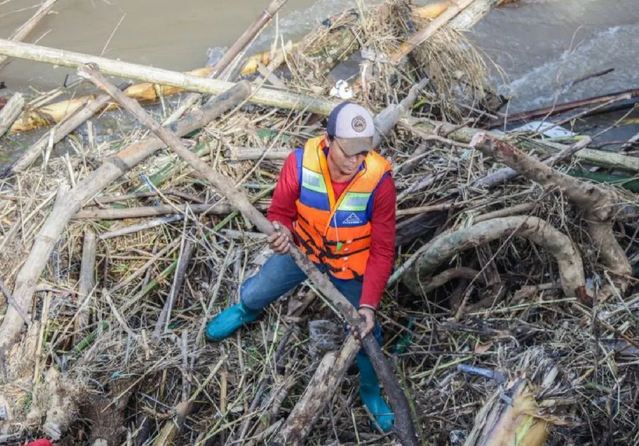 Tim gabungan saat berbondong-bondong membersihkan tumpukan sampah yang menumpuk di Jembatan Lama Kota Kediri, Jawa Timur. SP/ KDR