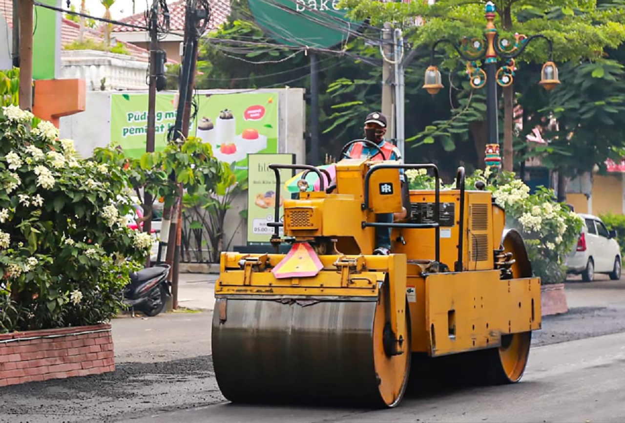Petugas melakukan pengaspalan ulang di sejumlah ruas jalan yang menjadi rute atau jalur bus wisata di Kota Madiun, Jawa Timur. SP/ MDN