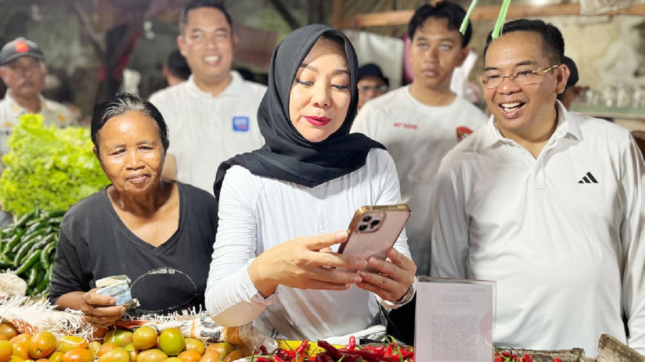 Wali Kota dr Aminuddin bersama dengan ketua TP PKK dr Evariani berbelanja di Pasar Baru. SP/ PRB