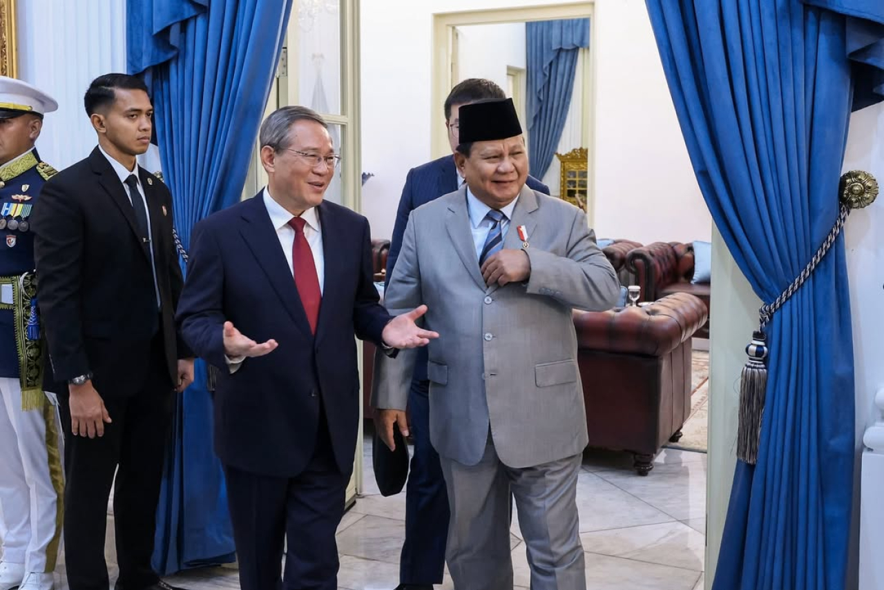 PM China, Li Qiang saat diajak jamuan makan siang bersama Presiden Prabowo Subianto di Istana Merdeka, Jakarta, Minggu (25/5/2025). Prabowo ditemani putranya, Didit Hediprasetyo.