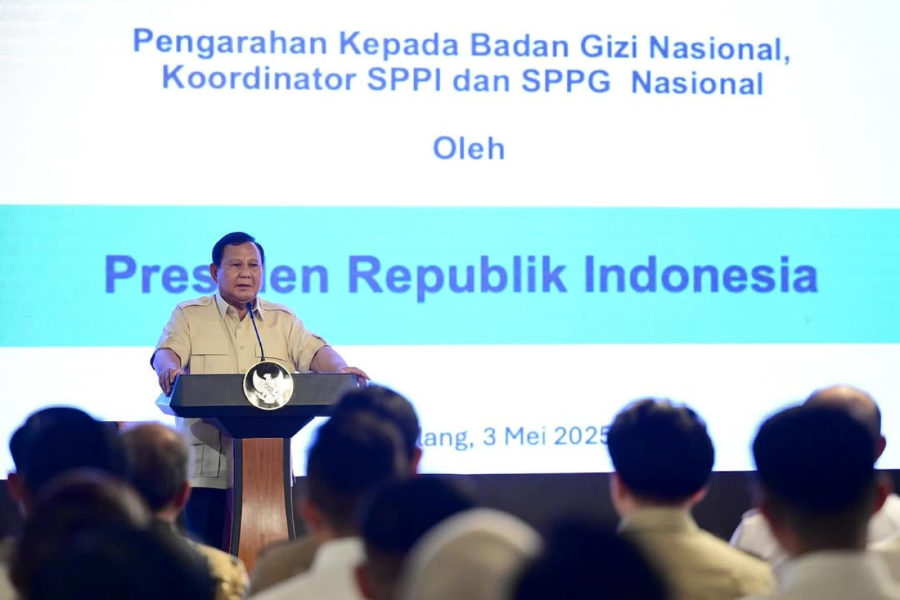Presiden Prabowo Subianto menggelar rapat bersama jajaran Badan Gizi Nasional membahas keseriusan mempercepat operasional Satuan Pelayanan Pemenuhan Gizi guna mempeluas cakupan program Makan Bergizi Gratis di Hambalang, Bogor, Jawa Barat, Sabtu (3/5/2025)