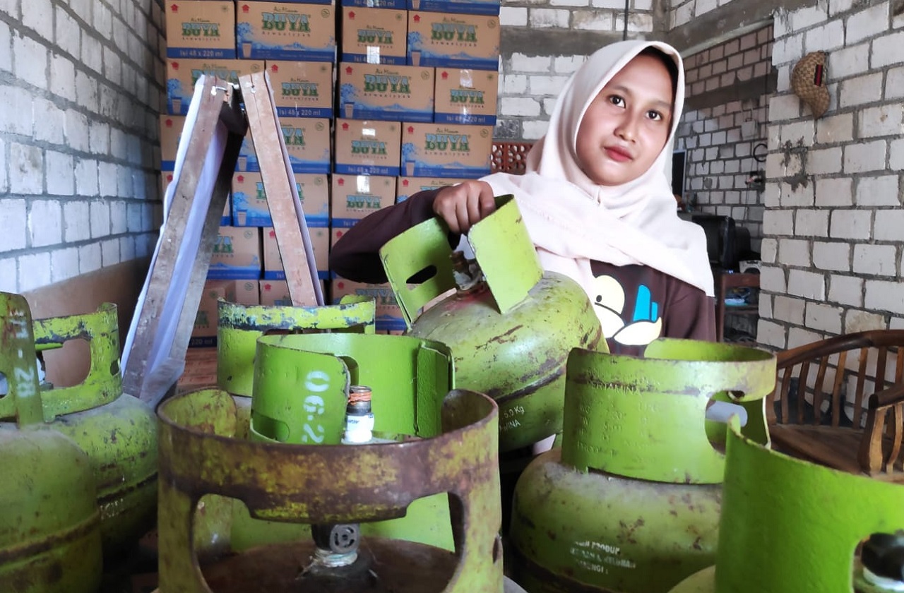 Ilustrasi. Warga membeli elpiji 3 kilogram yang stoknya mulai langka di eceran setempat. SP/ TBN