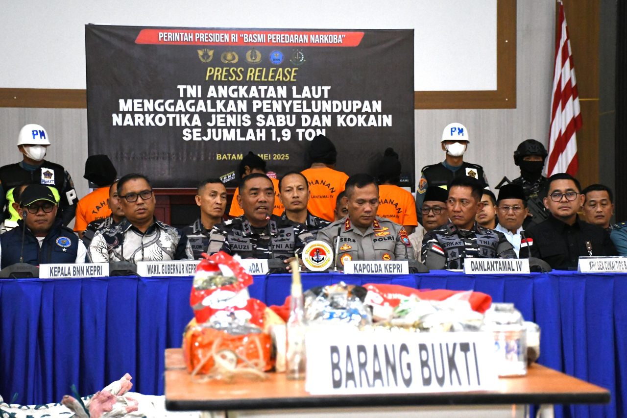 Patroli TNI Angkatan Laut (AL) berhasil menangkap sebuah kapal ikan asing berbendera Thailand di Perairan Selat Durian, Kepulauan Riau yang membawa Sabu dan Kokain seberat 1,9 Ton.