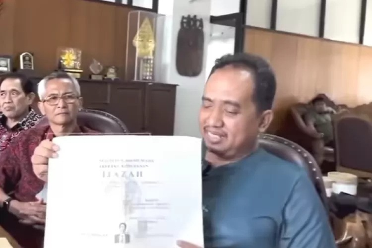 Pihak Universitas Gajah Mada menunjukkan bukti salinan ijazah asli dan salinan skripsi Jokowi semasa menempuh studi di kampus UGM.