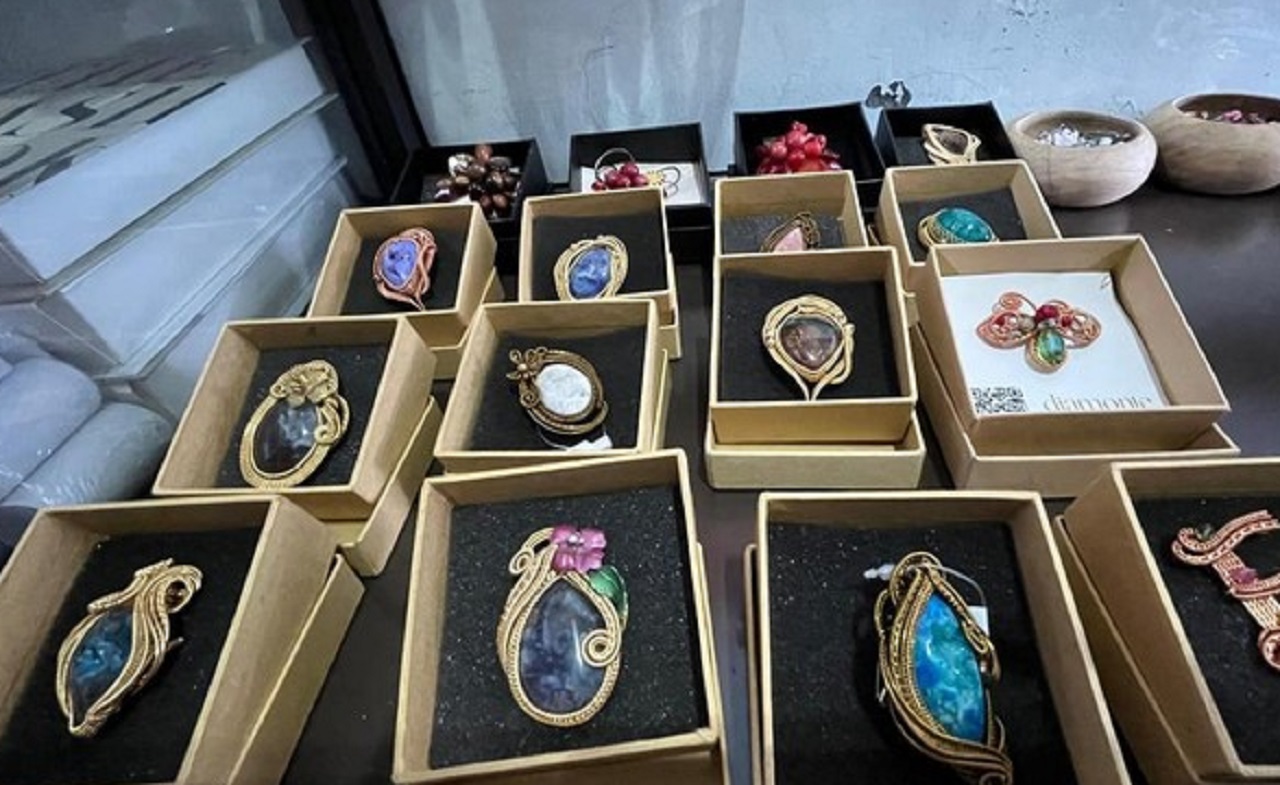 Aneka hiasan dinding dari tembaga di Mojokerto yang digandrungi dan kini tembus pasar ekspor ke AS. SP/ MJK