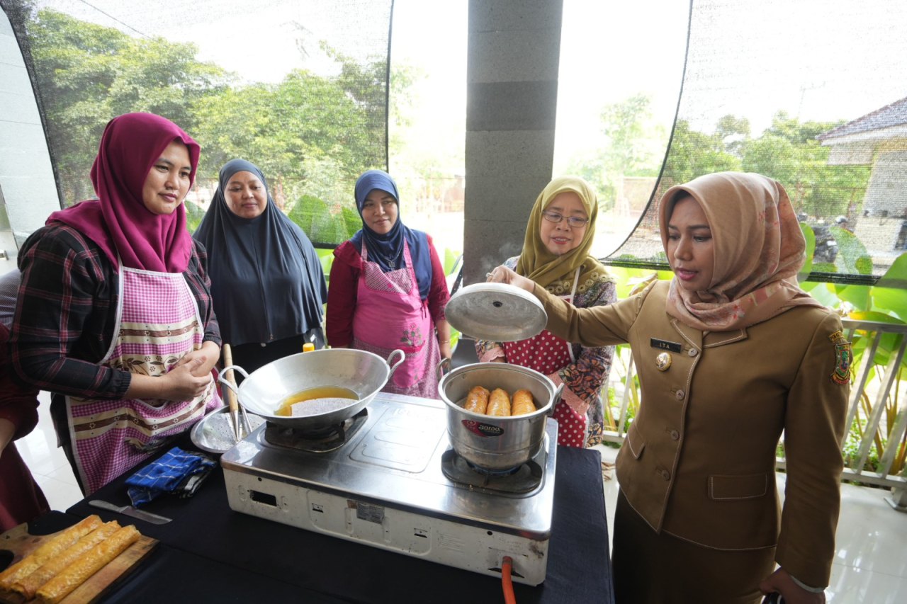 Wali kota saat meninjau Pelatihan Olahan Makanan dari Seafood di Gedung PLUT Maja Citra Kinarya, Selasa (6/5). SP/Dwy AS