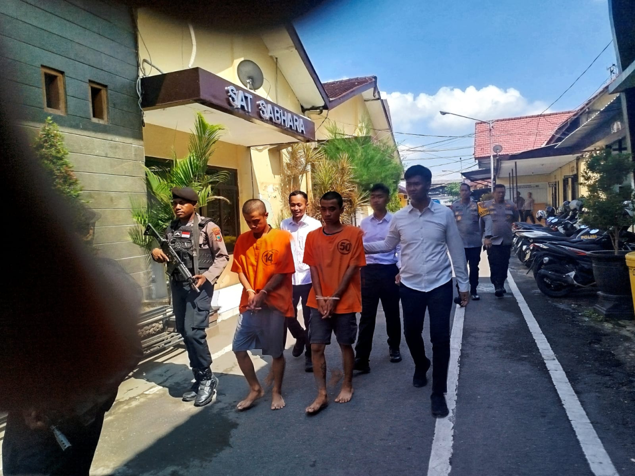 Para tersangka saat digelandang petugas. SP/Lestariono