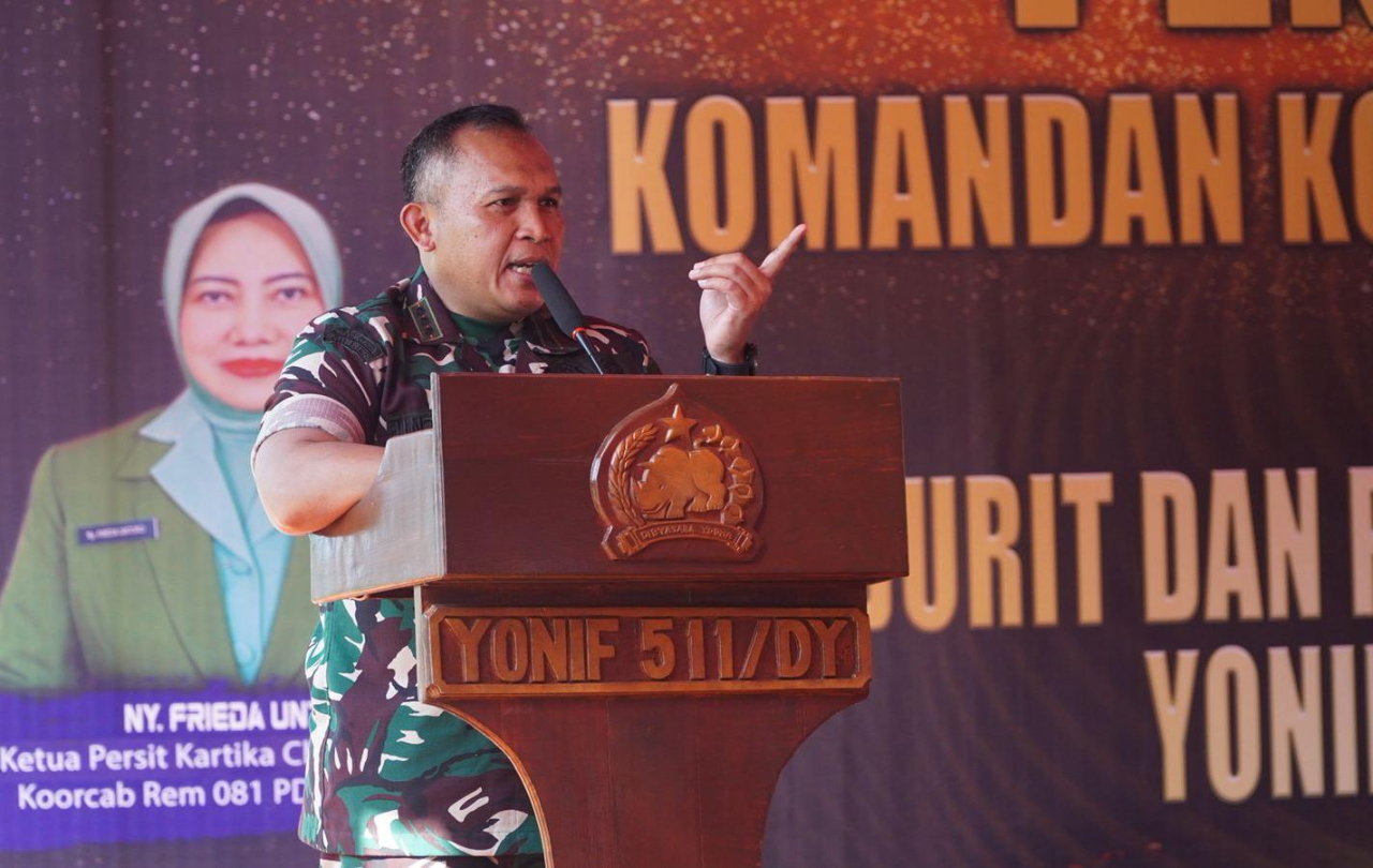 Danrem 081/DSJ, Kolonel Arm.Untoro Hariyanto saat memberikan motivasi kepada anggota. SP/Lestariono