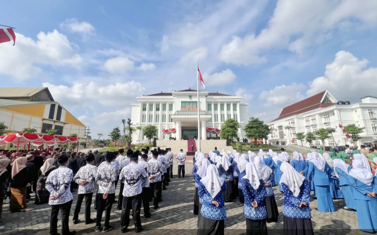 Pemerintah kabupaten Pasuruan dalam upacara bendera memperingati hari pendidikan Nasional 2025.
